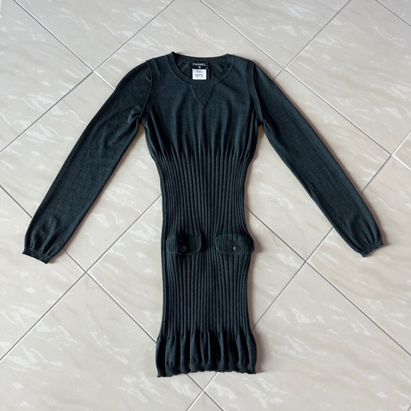 2851 Chanel ribbed knit mini dress in charcoal gray Size 40 (US 4) - Picture 1 of 8